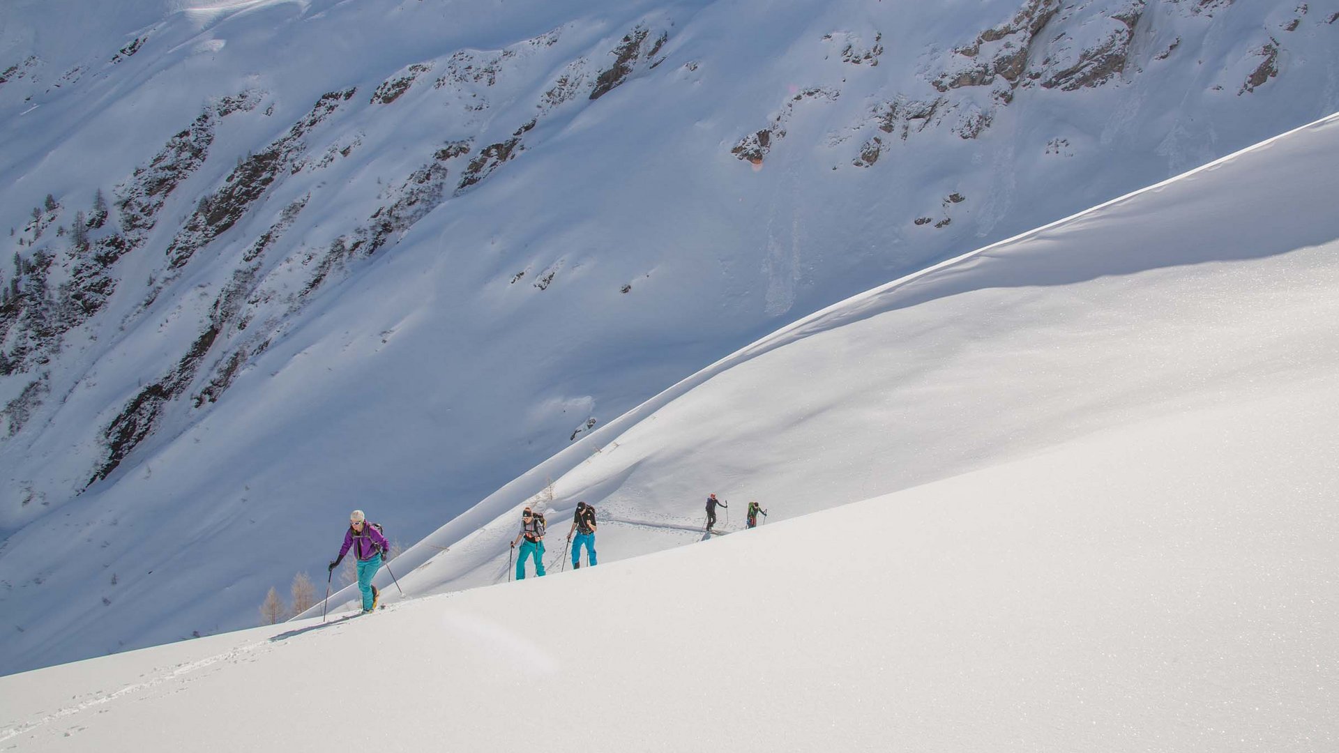 Sciare a Stubai e nella Wipptal Gruppo di scialpinisti che sale una montagna innevata