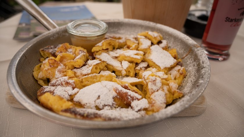 Rezept für Kaiserschmarrn Kaiserschmarrn mit Puderzucker in Pfanne serviert
