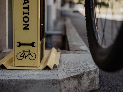 Hotel nella Wipptal, Austria con certificazioni ambientali Primo piano di una stazione di riparazione biciclette gialla e ruota di bicicletta