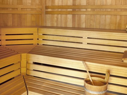 Das etwas andere Hotel in Tirol mit Wellnessbereich Innenraum einer Holzsauna mit Eimer und Kelle