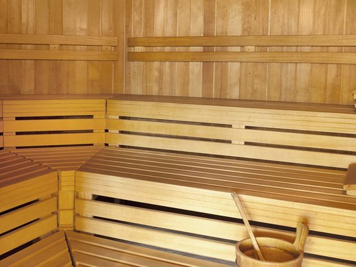 Das etwas andere Hotel in Tirol mit Wellnessbereich Innenraum einer Holzsauna mit Eimer und Kelle