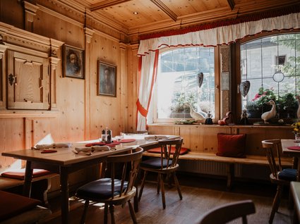 Kurzurlaub in Tirol? Ja, bitte! Gemütliche Holzeinrichtung mit Fensterbankdekoration in einem traditionellen Esszimmer.