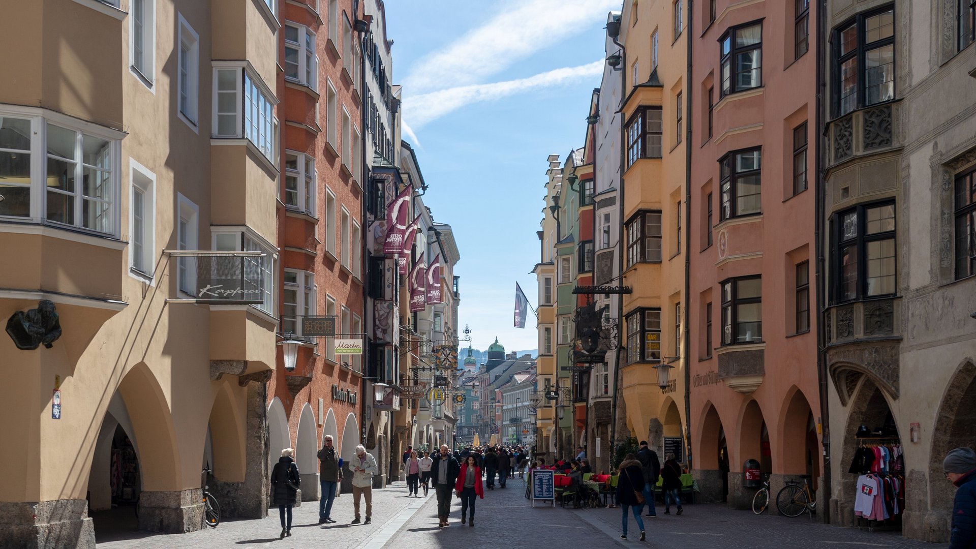 Visitare Innsbruck in un giorno o tutta la Wipptal Passeggiata pedonale con edifici colorati nel centro storico con cielo sereno
