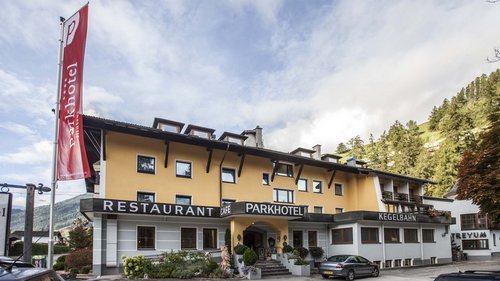 Dein Parkhotel in Matrei am Brenner Außenansicht des Parkhotels mit Restaurant und Kegelbahn in den Bergen