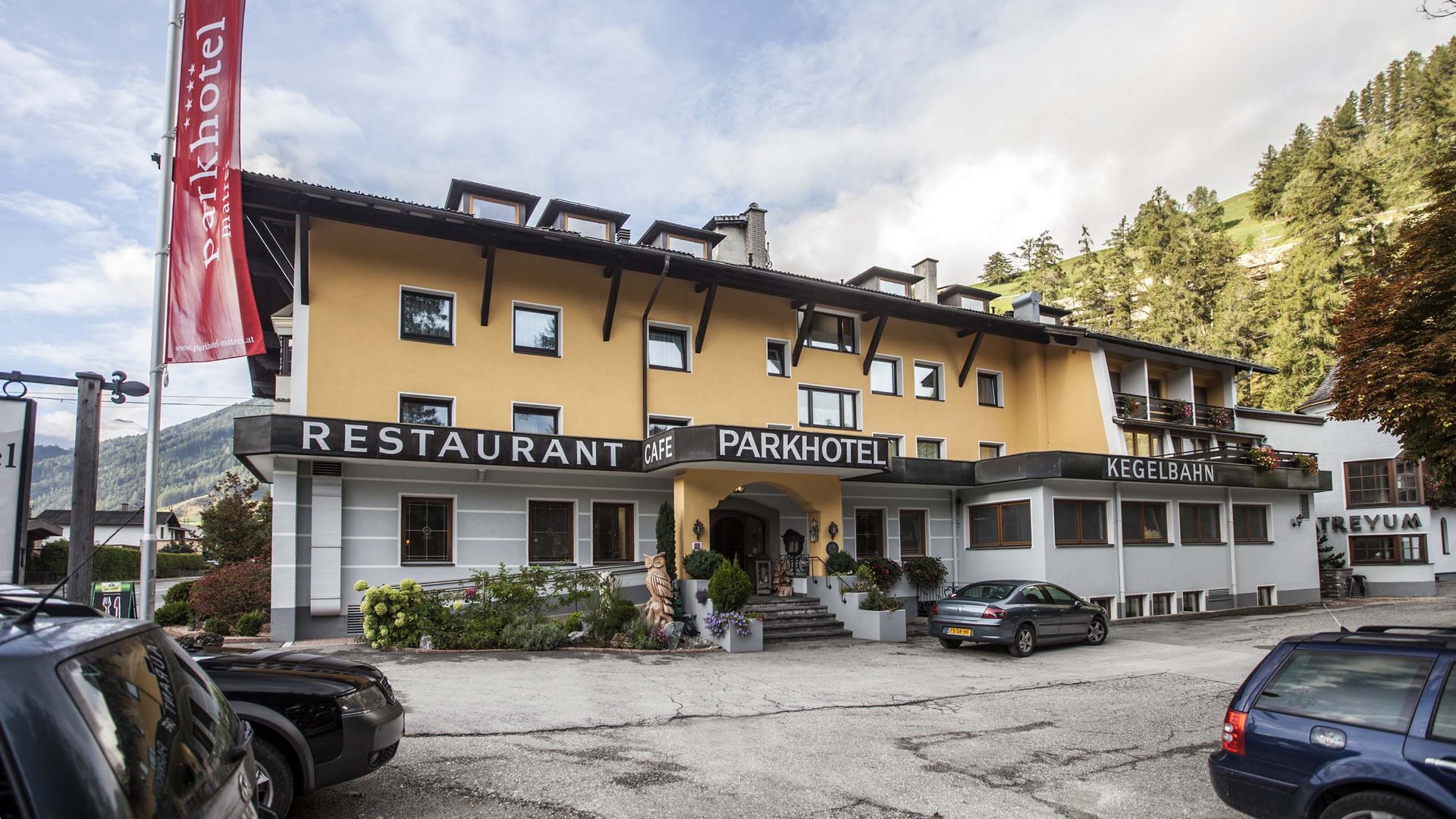 Benvenuti al nostro hotel a Matrei Veduta esterna del Parkhotel con ristorante e pista da bowling tra le montagne