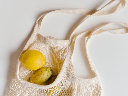 Green events alla nostra pensione di Matrei Borsa a rete con limone e fico d'India su sfondo bianco