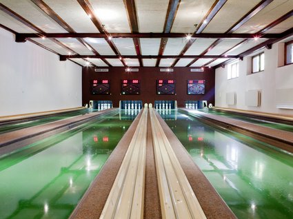 Parkhotel Matrei: giocare a bowling in Tirolo Interno di una sala per il tiro a birilli con quattro piste e birilli in fondo