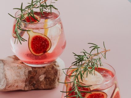 Bar per il vostro giro in moto in Austria? Due bicchieri con cocktail rosso, fette di fico e rosmarino