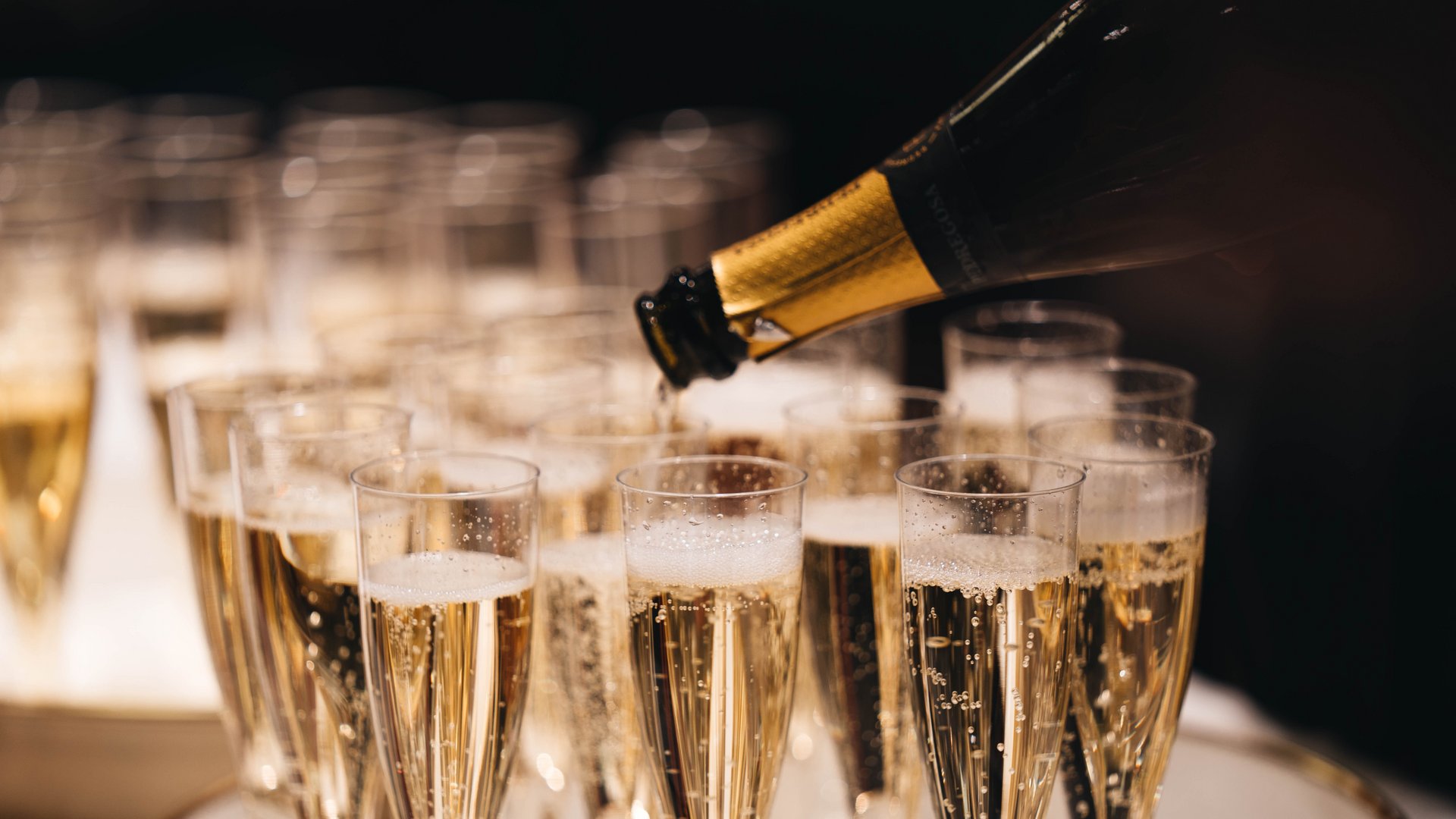 Eventi e feste al Parkhotel Matrei Champagne versata in molti flute su un vassoio