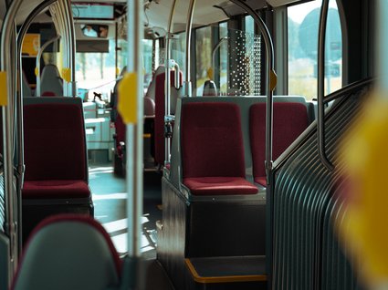 Green events alla nostra pensione di Matrei Interno vuoto di un autobus con sedili rossi e maniglie per sostenersi