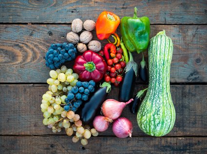 Green events alla nostra pensione di Matrei Selezione colorata di frutta e verdura fresca su tavola di legno