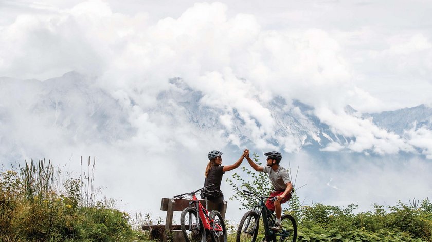Mit dem Mountainbike durchs Stubaital Zwei Radfahrer in Berglandschaft geben sich High Five