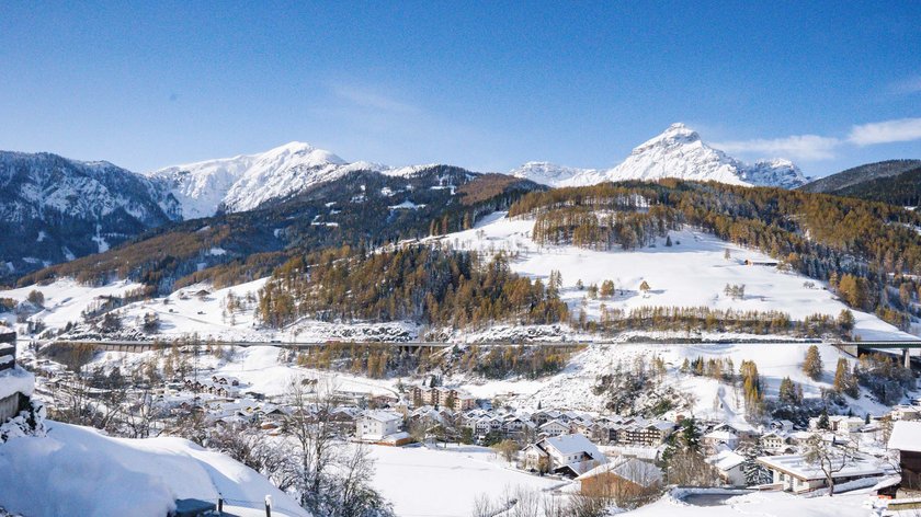 Advent in Matrei am Brenner Schneebedeckte Alpenlandschaft mit Dorf und Bergen unter blauem Himmel