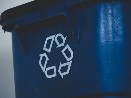 Green events alla nostra pensione di Matrei Contenitore di riciclaggio blu con simbolo di riciclaggio bianco
