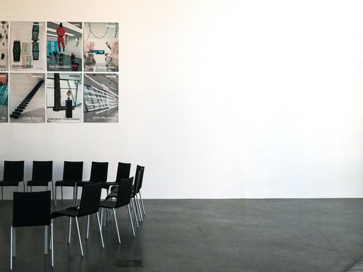 Hotel per conferenze vicino a Innsbruck Parkhotel Matrei File di sedie vuote davanti a una parete bianca con poster d'arte