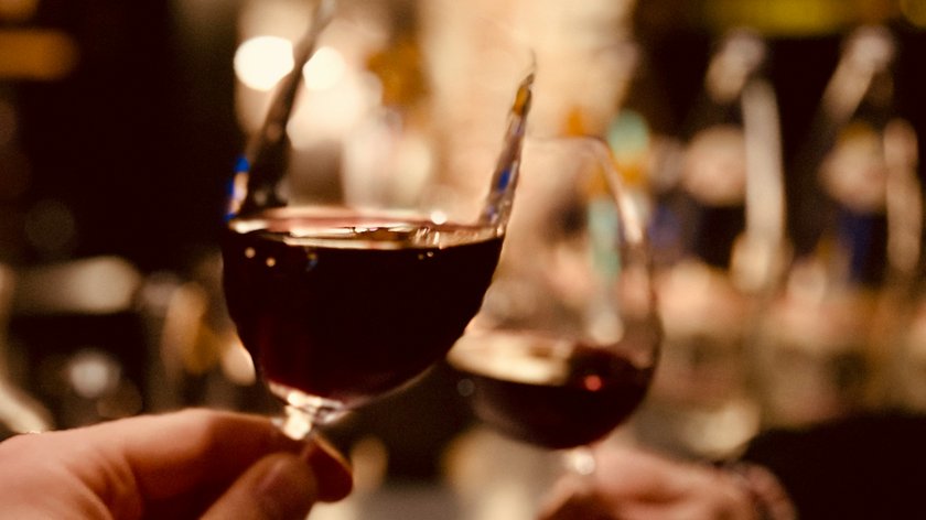 Wochenendurlaub für Paare in Matrei Zwei Hände stoßen mit Rotweingläsern in einer Bar an