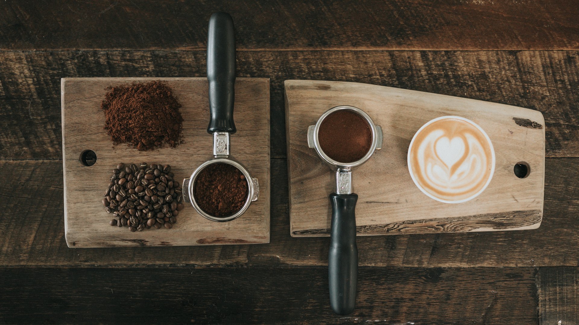 Preparazione del caffè con chicchi, caffè macinato, portafiltro e latte art