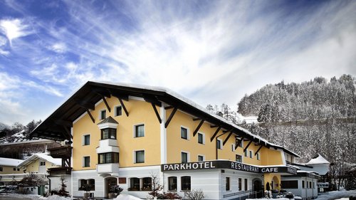 Dein Hotel im Wipptal: herzlich willkommen! Gelbes Parkhotel mit Restaurant und Café im verschneiten Winterumfeld