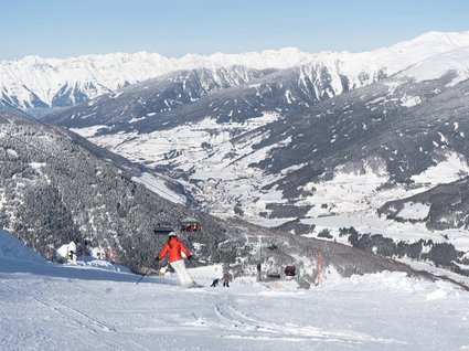 Settimana bianca nel comprensorio dello Stubai e altro Sciatore su pista con montagne innevate e valle sullo sfondo