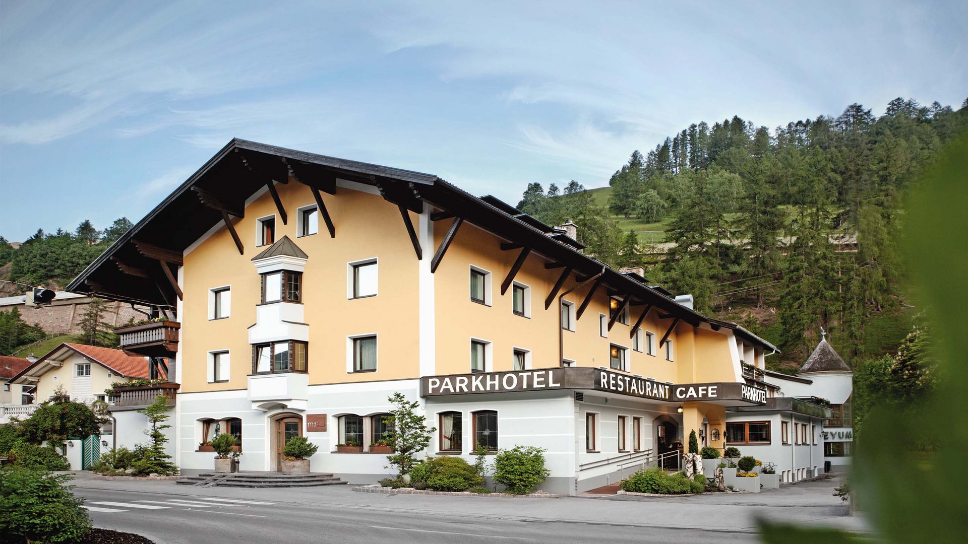 Herzlich willkommen in unserem Hotel in Matrei am Brenner Gelbes Parkhotel mit Restaurant und Café in einer Alpenlandschaft