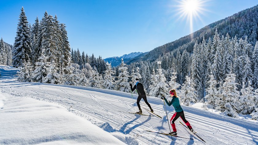 Langlaufen im Gschnitztal Zwei Menschen beim Langlaufen im sonnigen verschneiten Wald