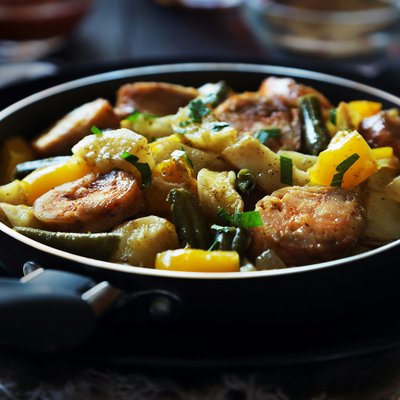 News (Liste) Gebratene Bratwurst mit Gemüse in einer Pfanne