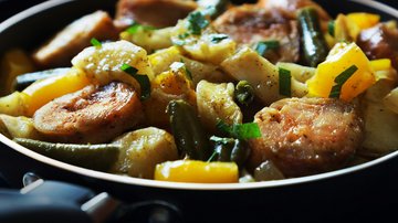 News (Liste) Gebratene Bratwurst mit Gemüse in einer Pfanne